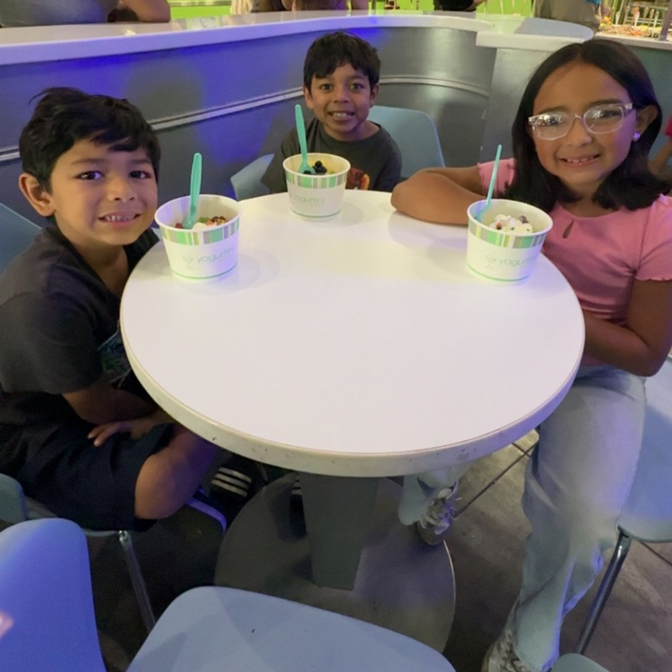 kids eating icecream 