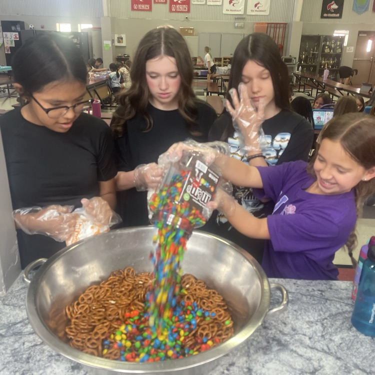 kids making snack 
