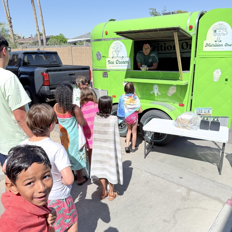 kids getting ice cream