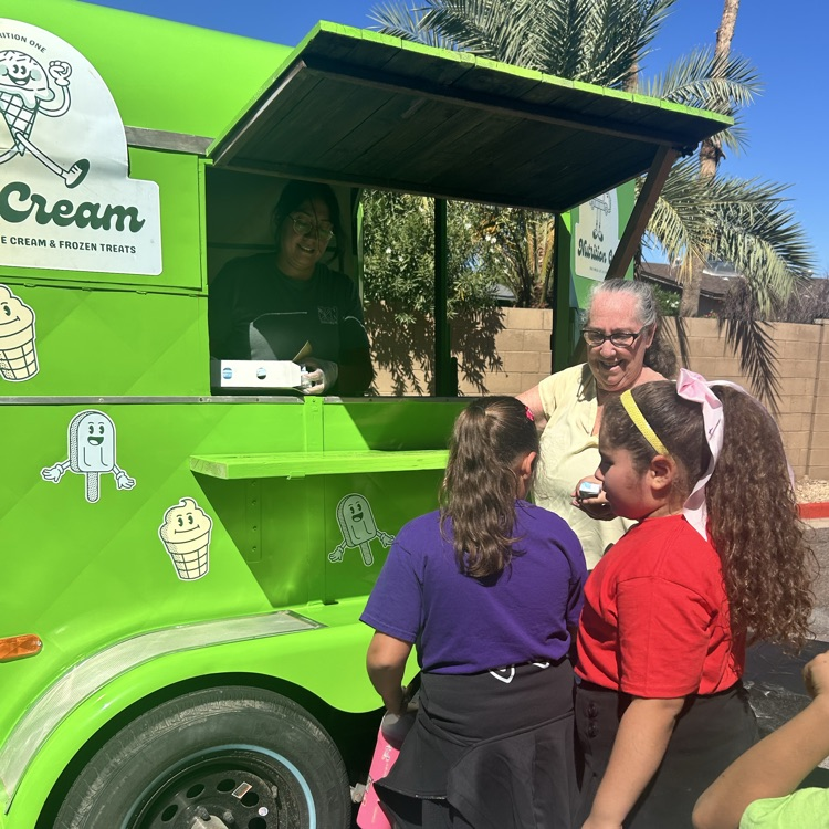 kids getting icecream 