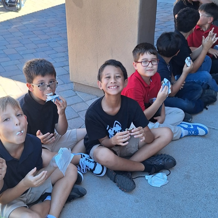 kids eating icecream 