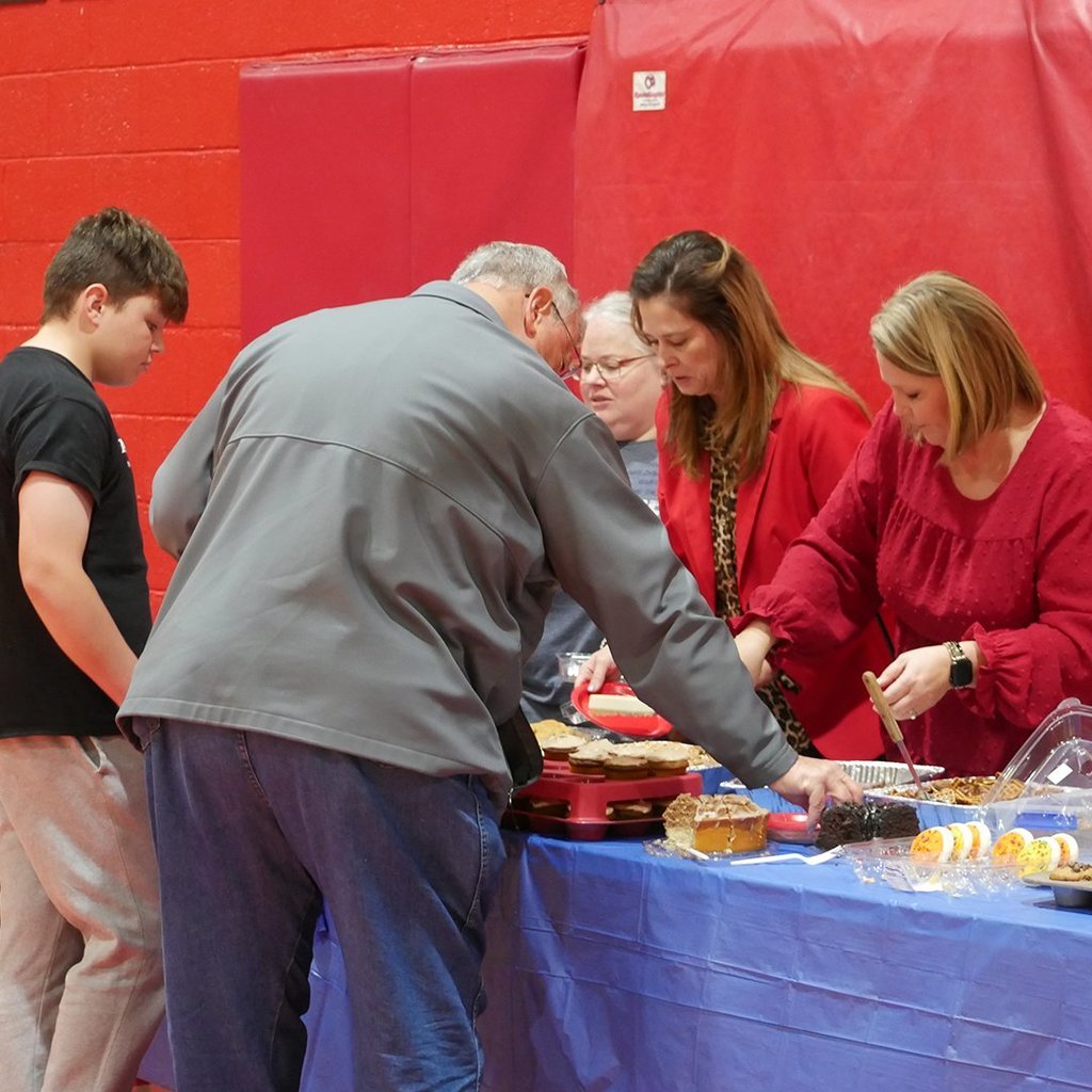 Veterans and GMS students at the GMS Veterans Luncheon.