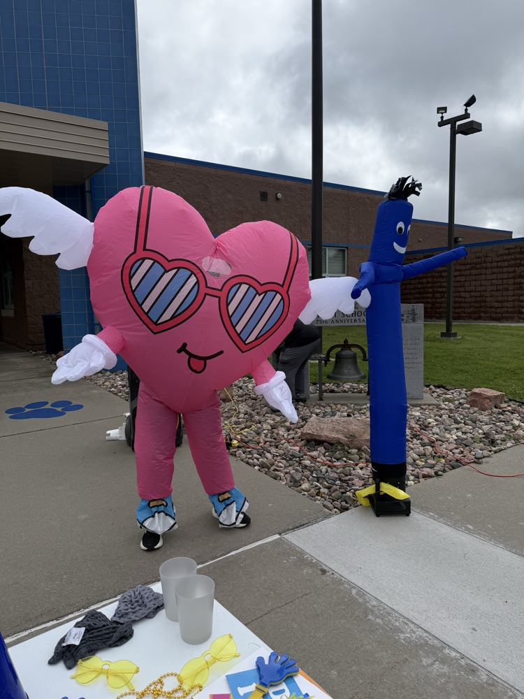 What a fun day of celebrating $19,047 raised for the school!!! The kids and staff did a great job! We also want to give a special thanks to the Halpin family for the amazing balloon decor to help us celebrate the fun run and Homecoming week! 