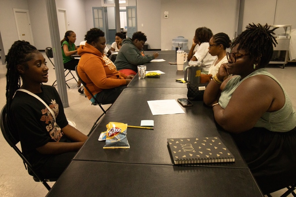 Mentor facilitates a learning exercise in a classroom.