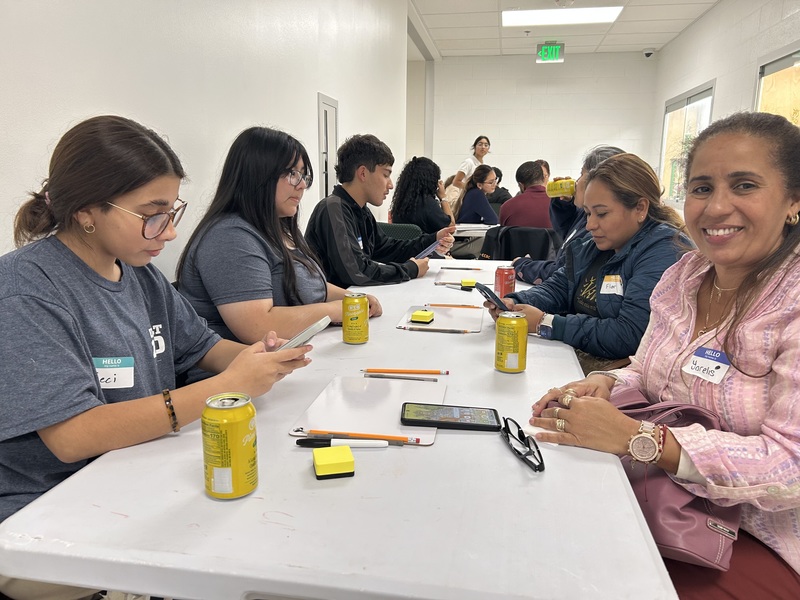 Student families participate in intercambio group sessions. 