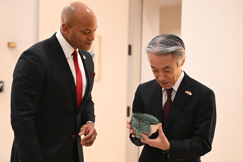 Governor Wes Moore and Ambassador Shigeo Yamada admire the tea bowl