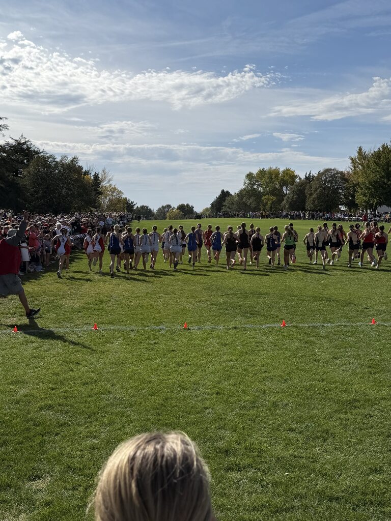Girls race kicks off. 