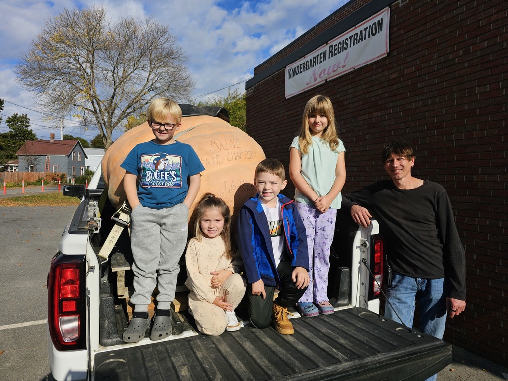 Students at Fruit Street got to see Mr. Morgan's state-winning big pumpkin today! The giant pumpkin weighs in at over 1600 lbs! According to the students, that's a LOT of pie! #WeAreBangor