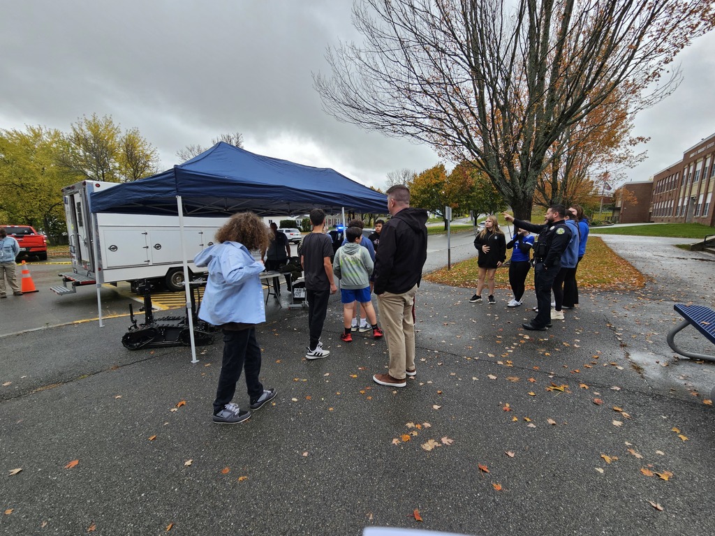 A huge thank you to the Bangor Police Department for serving lunch at JFD School today! You brought a lot of excitement with the bomb robot and command unit. We appreciate your dedication to our community and the valuable lessons you share. Thank you for keeping us safe and engaged!