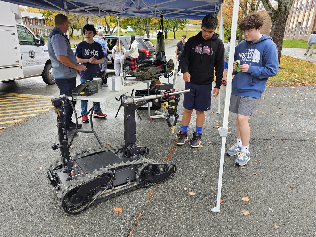 A huge thank you to the Bangor Police Department for serving lunch at JFD School today! You brought a lot of excitement with the bomb robot and command unit. We appreciate your dedication to our community and the valuable lessons you share. Thank you for keeping us safe and engaged!