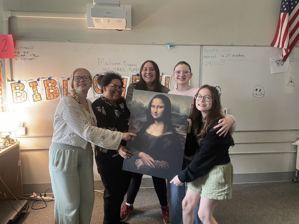JFDS students holding a picture of the Mona Lisa