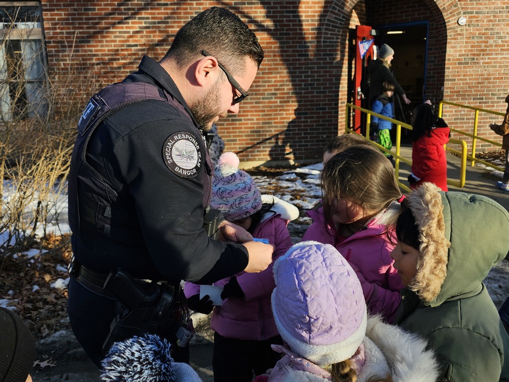 Last week, our Abe Lincoln students did an amazing job earning PBIS rewards, and we were thrilled to have an extra recess! Thanks to their hard work collecting snowflakes for our schoolwide jar, we were also able to earn golden snowflakes for some special surprises!  The celebration included a school-wide pajama day, music and bubbles outside, and a special visit from Officer Mendoza and Sam the Ram! It was a fantastic way to recognize our students' dedication to positive behavior!  