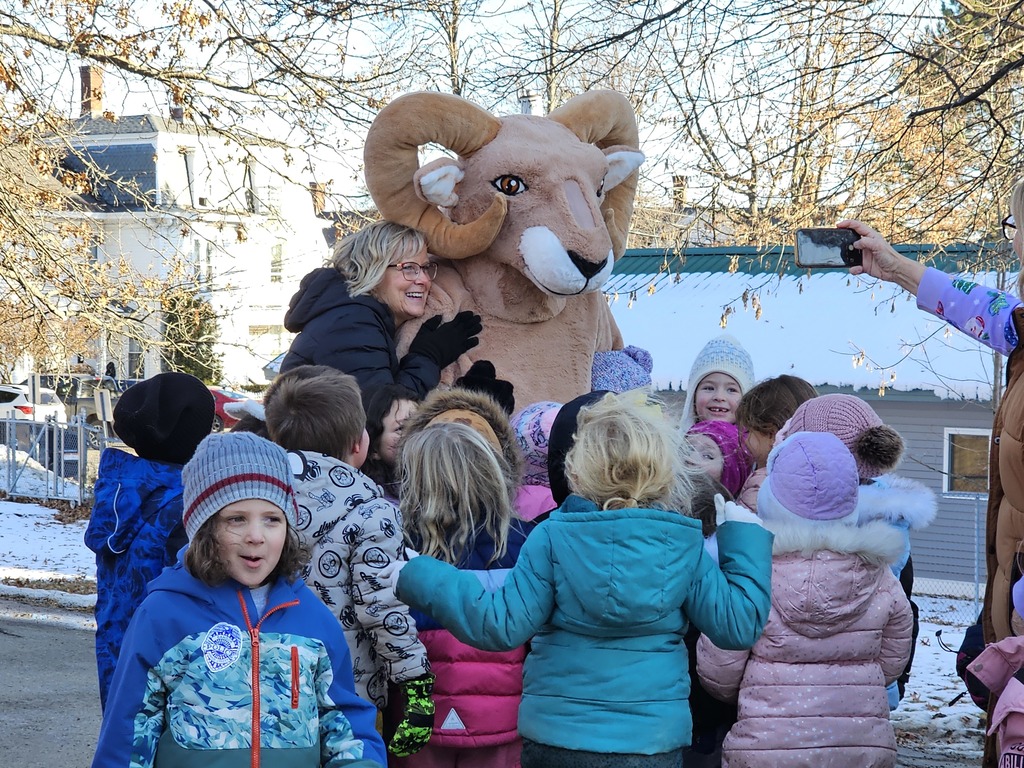 Last week, our Abe Lincoln students did an amazing job earning PBIS rewards, and we were thrilled to have an extra recess! Thanks to their hard work collecting snowflakes for our schoolwide jar, we were also able to earn golden snowflakes for some special surprises!  The celebration included a school-wide pajama day, music and bubbles outside, and a special visit from Officer Mendoza and Sam the Ram! It was a fantastic way to recognize our students' dedication to positive behavior!  