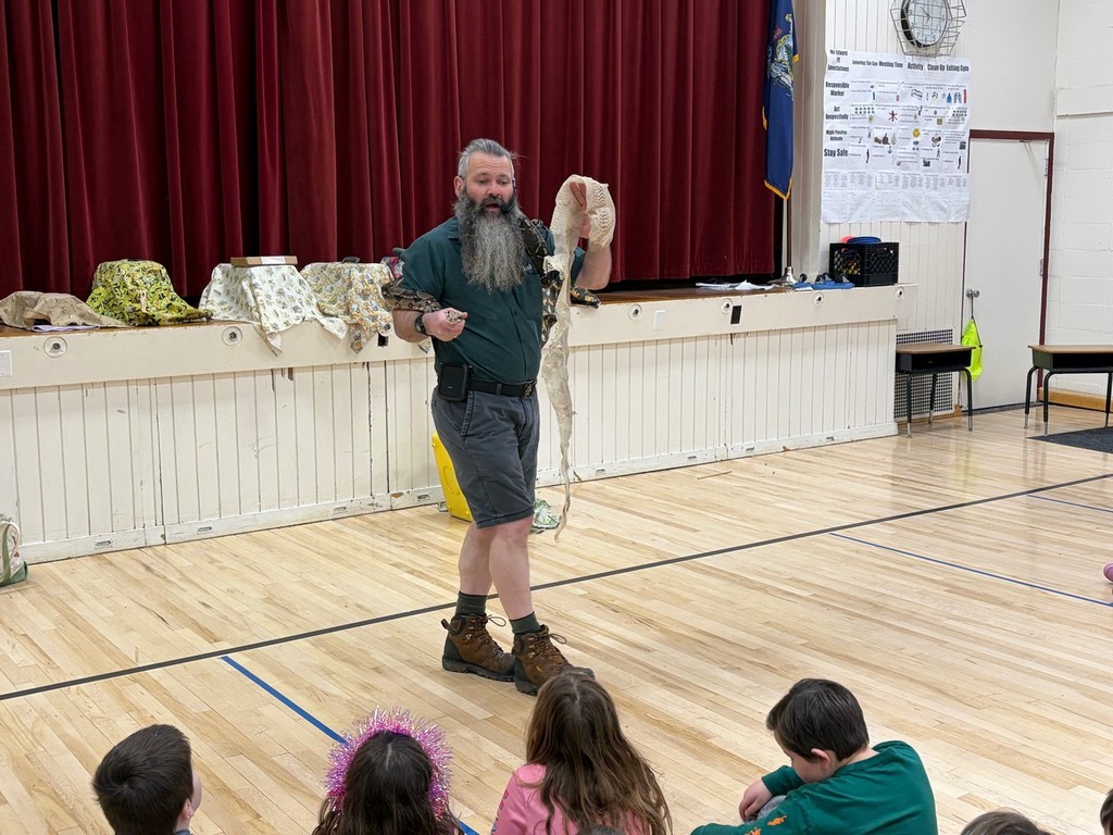 Mr. Sparks showed students a sugar glider, chinchilla, hedgehog, dragon (you read that right), tortoise, barred owl, and boa constrictor.