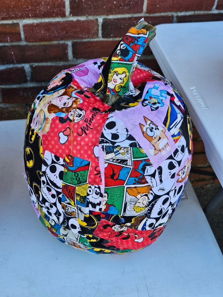 Happy National Pumpkin Day! Vine Street School students decorated pumpkins during their recent PBIS Reward Day. From funny faces to imaginative designs, our students showcased incredible school spirit and artistic talent! A special thank you to Mr. Moring and Mrs. Bean from JFDS for helping judge the contest and recognizing three outstanding pumpkins with 1st Place honors. #WeAreBangor