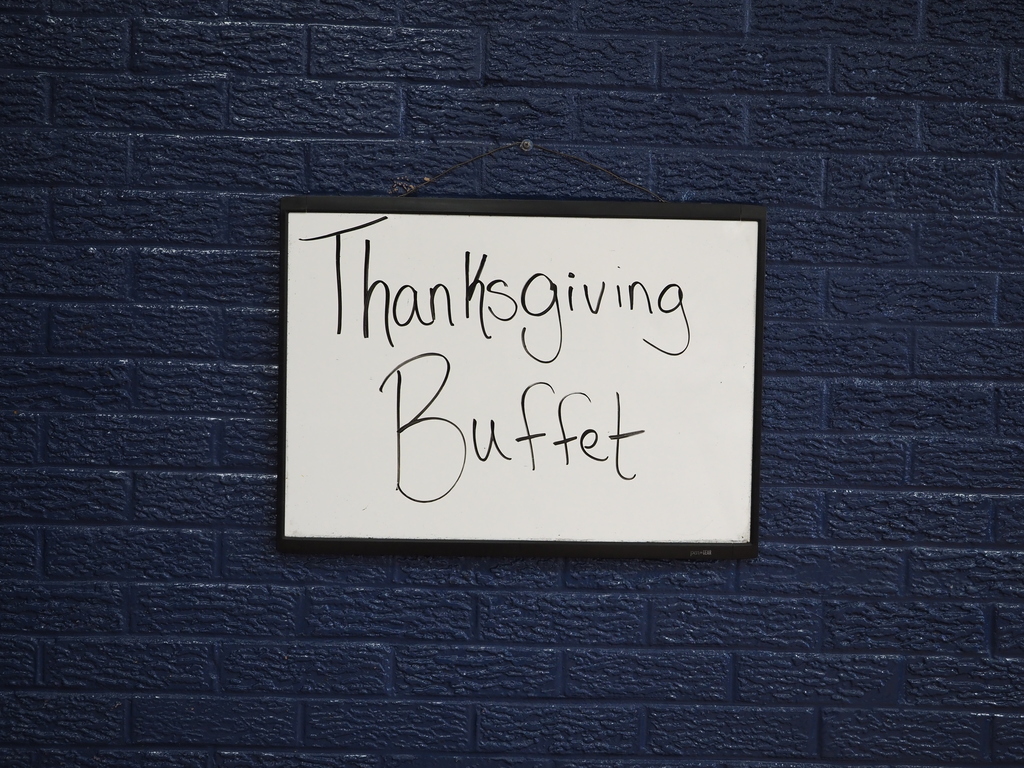 sign that says thanksgiving buffet