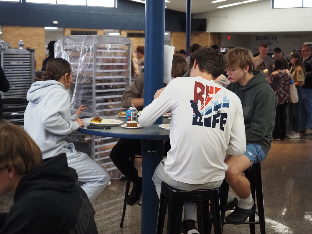 students eating lunch