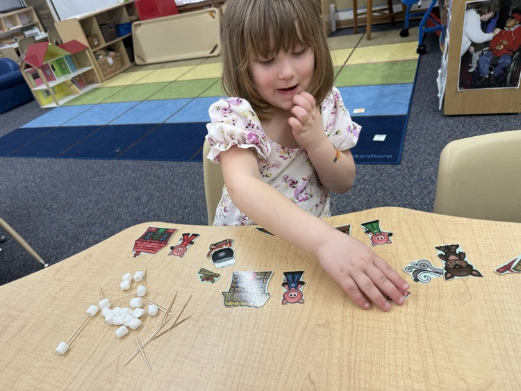 Building houses and retelling βThe Three Little Pigsβπ·
