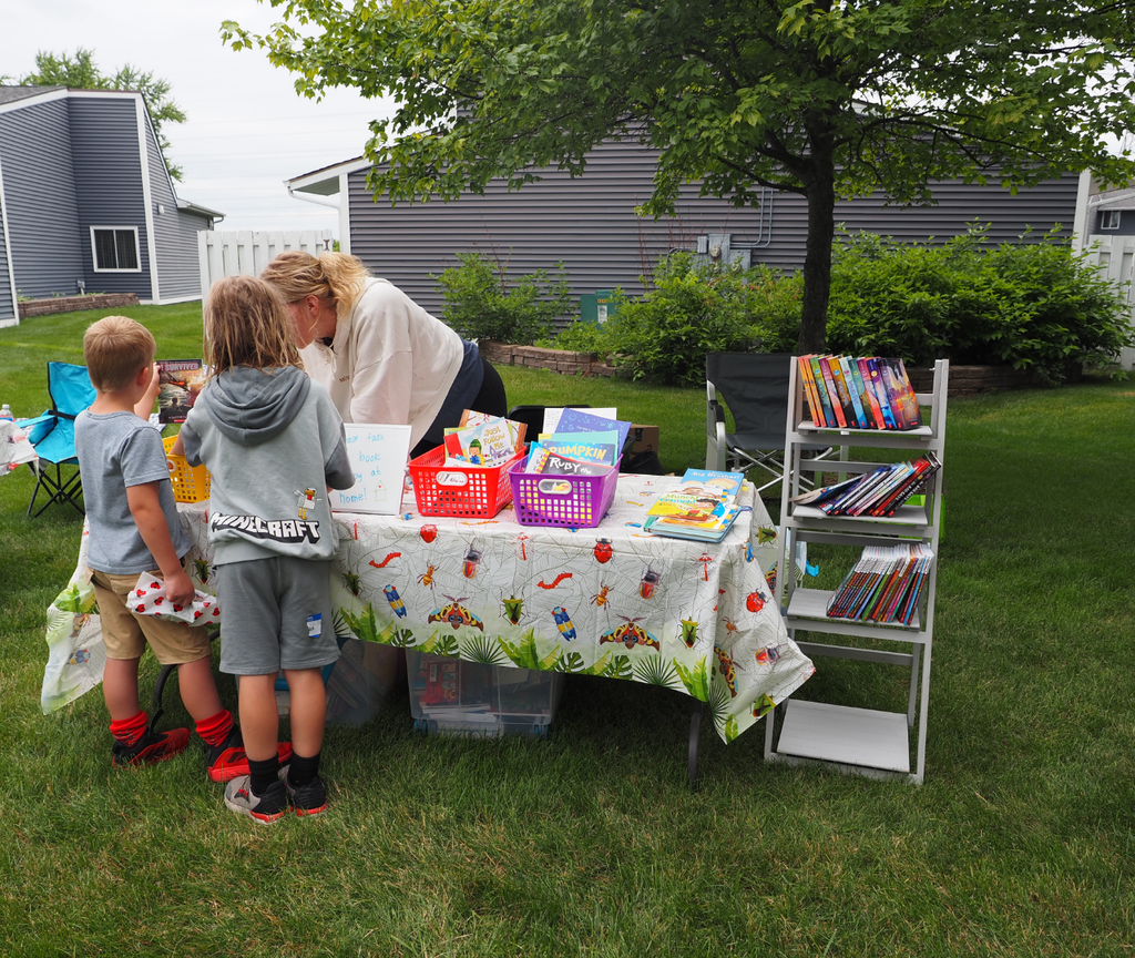 kids getting books