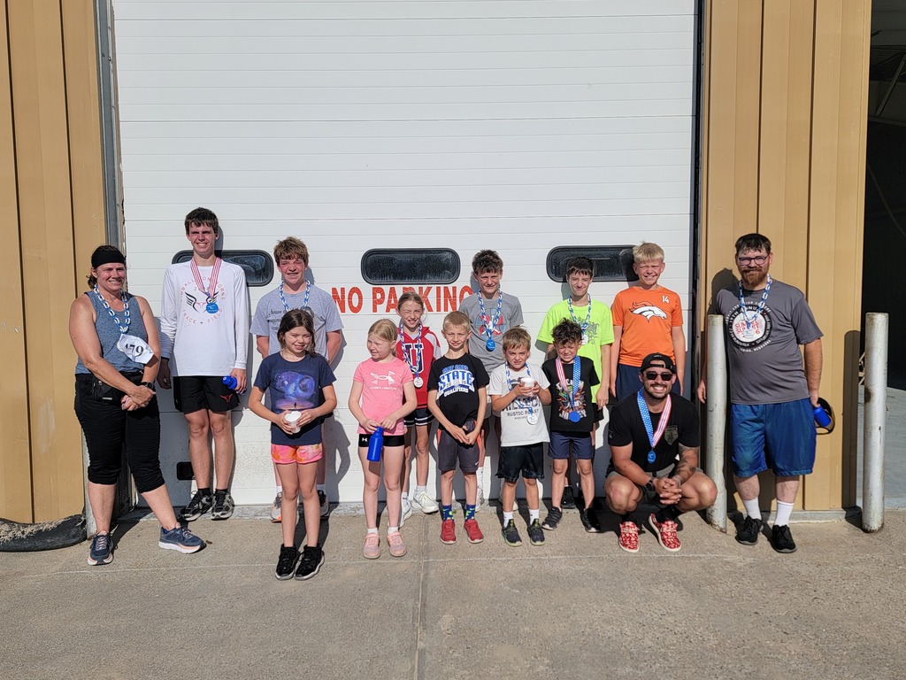 Fourteen Students and adults standing who participated in the Fun Run