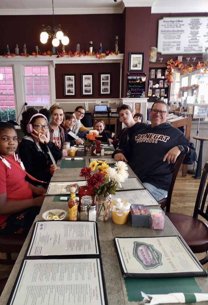 Image of Mr. Jorgensen's class dining at Sweet Jenny's.