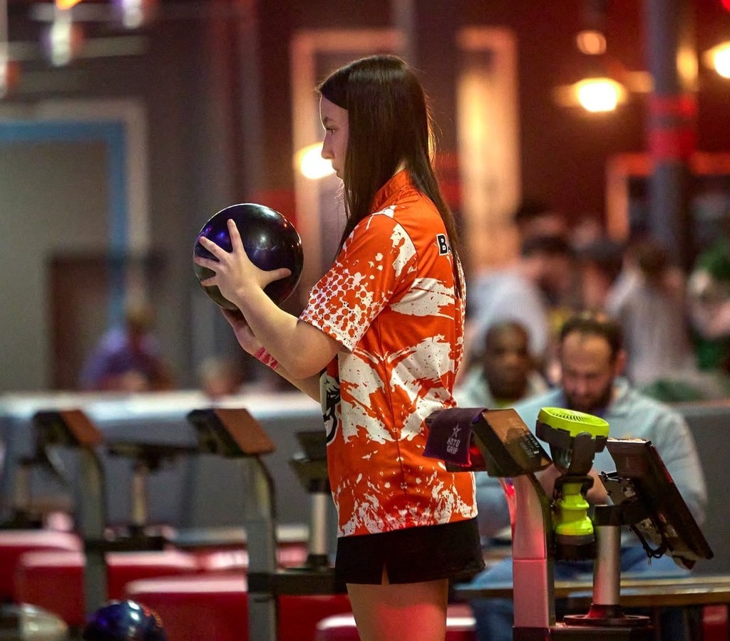Image of Jamie White holding a bowling ball concentrating before throwing. 