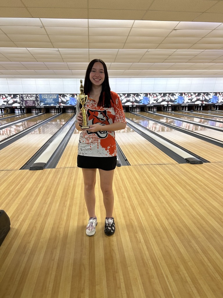 Image of Jamie holding her 1sp place trophy. 