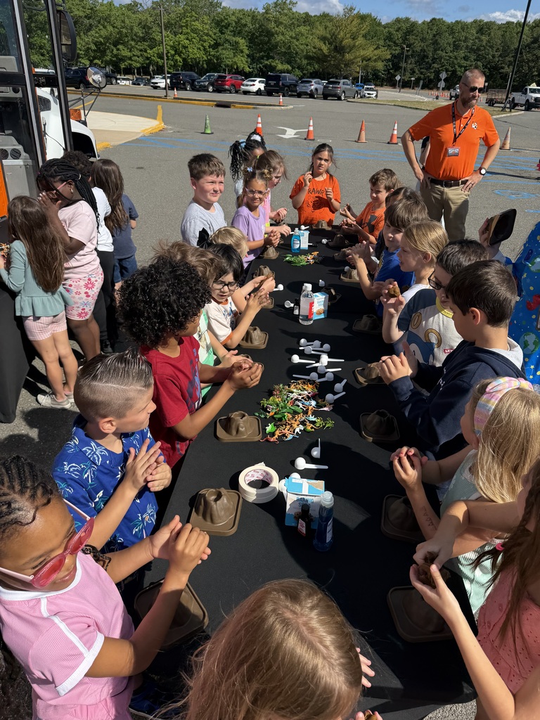 Image of the inaugural class getting their volcanoes ready for the experiment. 