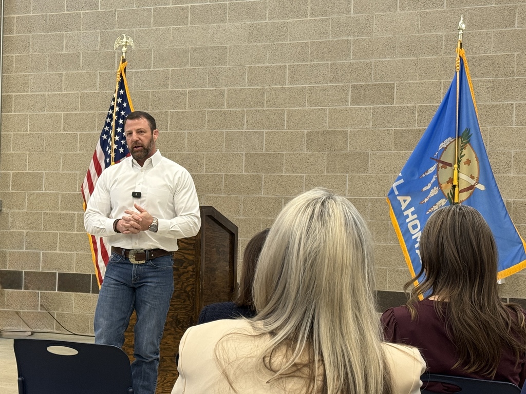 US Senator Mullin speaking to crowd