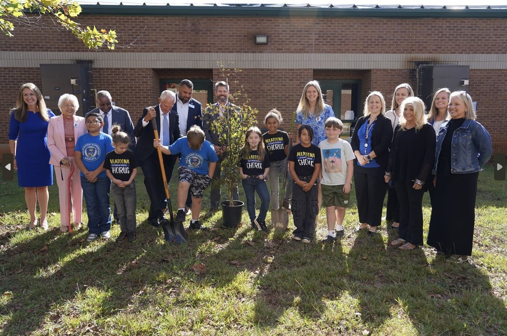 Allatoona Elementary students and staff posing by tree
