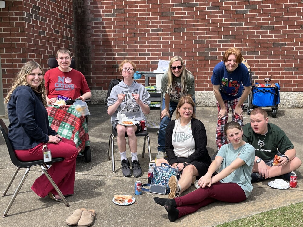 students eating a snack after working food pantry