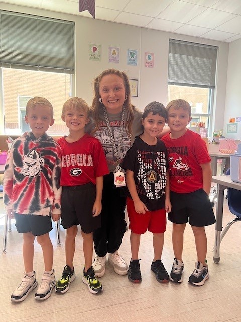 First grade students smiling for a picture of spirit day.