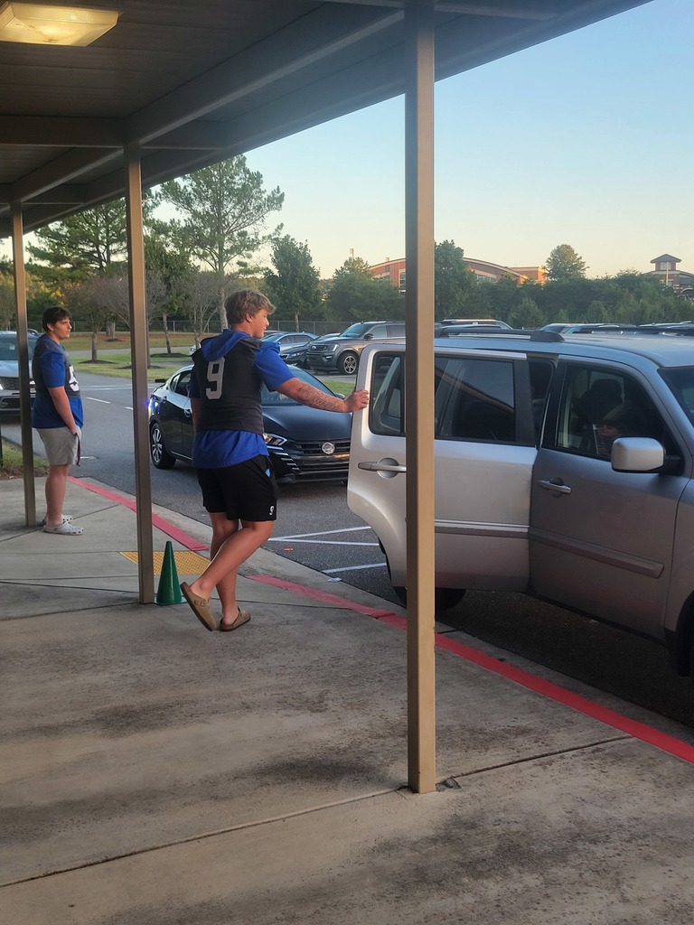 We had special guests come help us in the car rider line this morning. We always love when our neighboring Colonels can come support us! #loveblue #livegold 💙💛