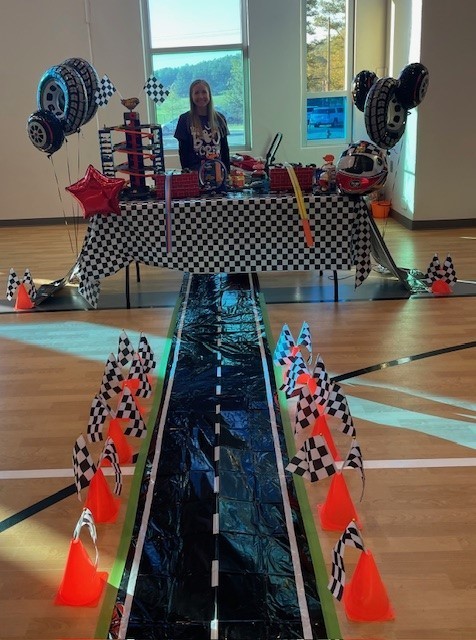 Picture of a mom at trunk or treat.