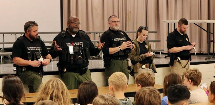 👮‍♀️🚔👮‍♂️Today our third graders enjoyed Ice Cream With a Cop.  Officer Scott, Officer Gentry, and friends visited to help build positive relationships with our students. 👮‍♀️🚔👮‍♂️