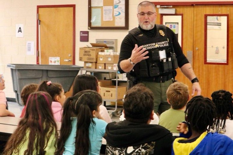 👮‍♀️🚔👮‍♂️Today our third graders enjoyed Ice Cream With a Cop.  Officer Scott, Officer Gentry, and friends visited to help build positive relationships with our students. 👮‍♀️🚔👮‍♂️