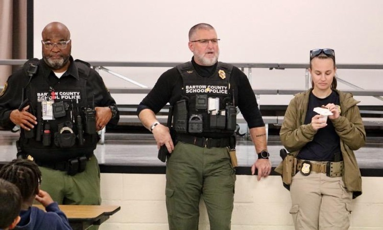 👮‍♀️🚔👮‍♂️Today our third graders enjoyed Ice Cream With a Cop.  Officer Scott, Officer Gentry, and friends visited to help build positive relationships with our students. 👮‍♀️🚔👮‍♂️