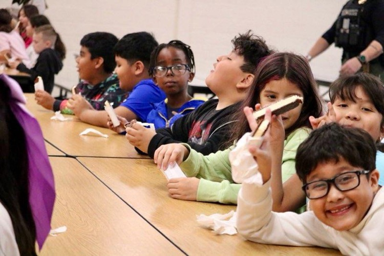 👮‍♀️🚔👮‍♂️Today our third graders enjoyed Ice Cream With a Cop.  Officer Scott, Officer Gentry, and friends visited to help build positive relationships with our students. 👮‍♀️🚔👮‍♂️