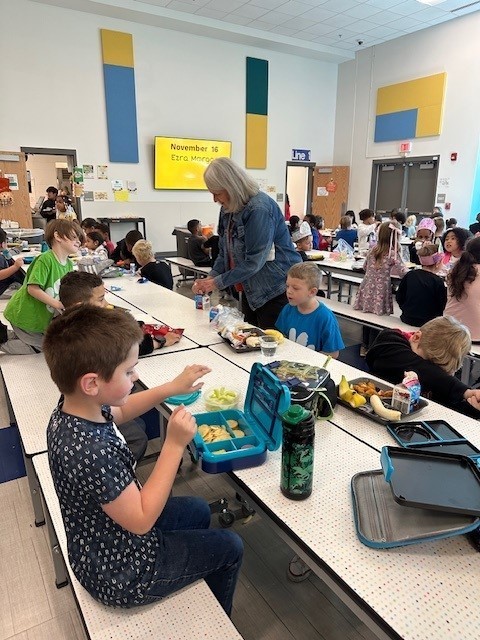 PTO volunteers helping with duty free lunch. 