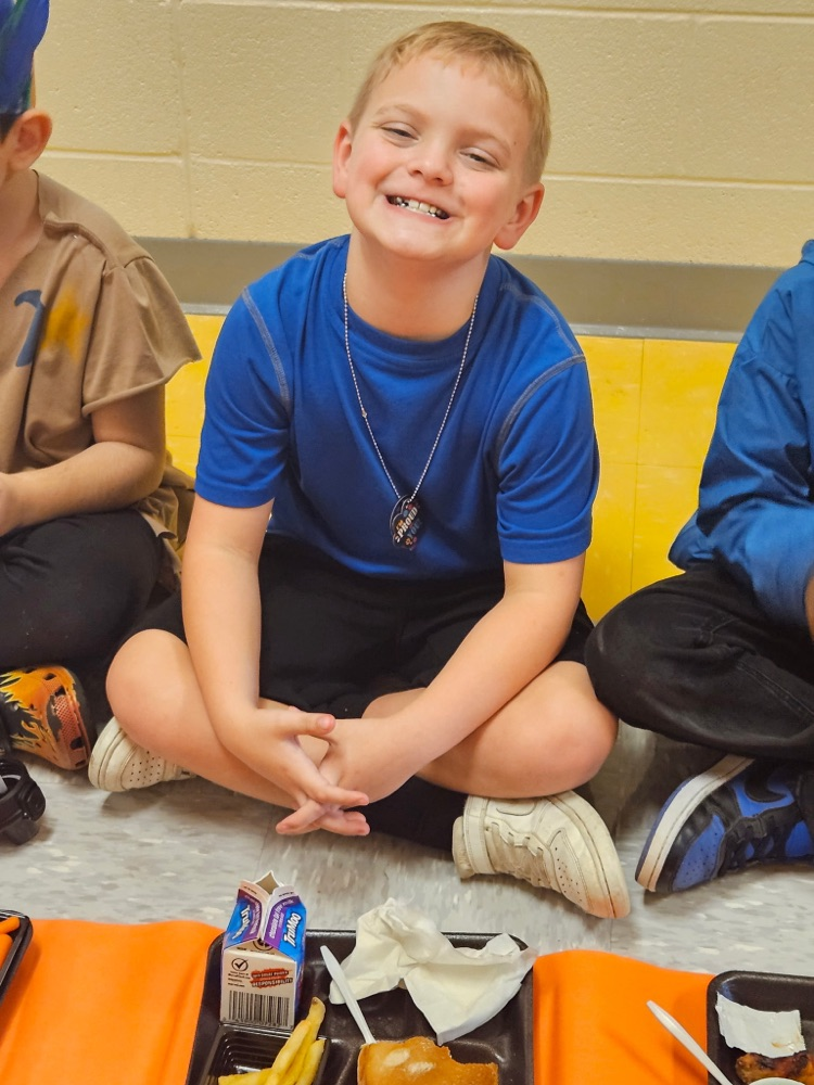 Second grade had a thanksgiving lunch in the hallway. They have been learning about Native Americans and today they got to dress like them and feast like them! 
