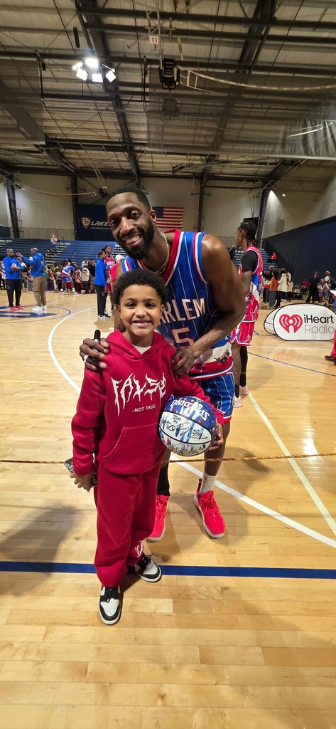  Last week, Ma'Kai Warren and Cadence Conner enjoyed a Harlem Globetrotters game at Lakepoint Sports. Lakepoint, one of our partners in the Bartow Cares 4 U/Bee Relational Campaign, recognized essay winners from across the district. Participating students answered the question, "Who are you grateful for and why?" Ma'Kai and Cadence did an amazing job and we were proud to have them representing Hamilton Crossing Elementary School! #betterinBartow