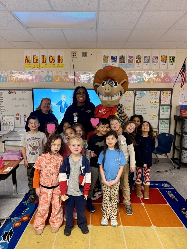 Last Friday, Ms. Estrada's and Ms. Smith's class got to celebrate perfect attendance with a bread party from Texas Roadhouse!