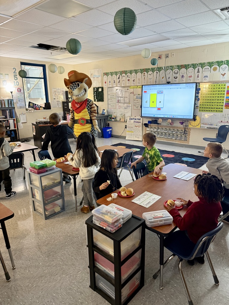 Last Friday, Ms. Estrada's and Ms. Smith's class got to celebrate perfect attendance with a bread party from Texas Roadhouse!