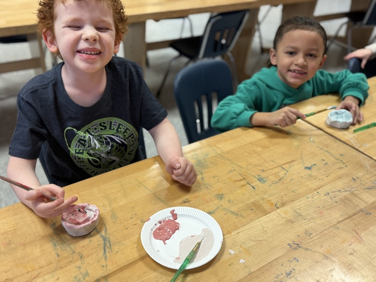 Before break, our kindergarten classes were able to glaze their own pinch pots! Parents, be on the lookout…they are fresh out of the kiln and going home with students starting this week!