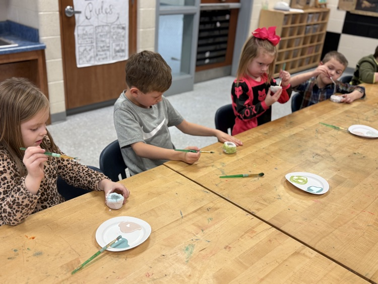 Before break, our kindergarten classes were able to glaze their own pinch pots! Parents, be on the lookout…they are fresh out of the kiln and going home with students starting this week!