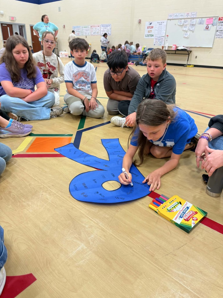 students coloring together
