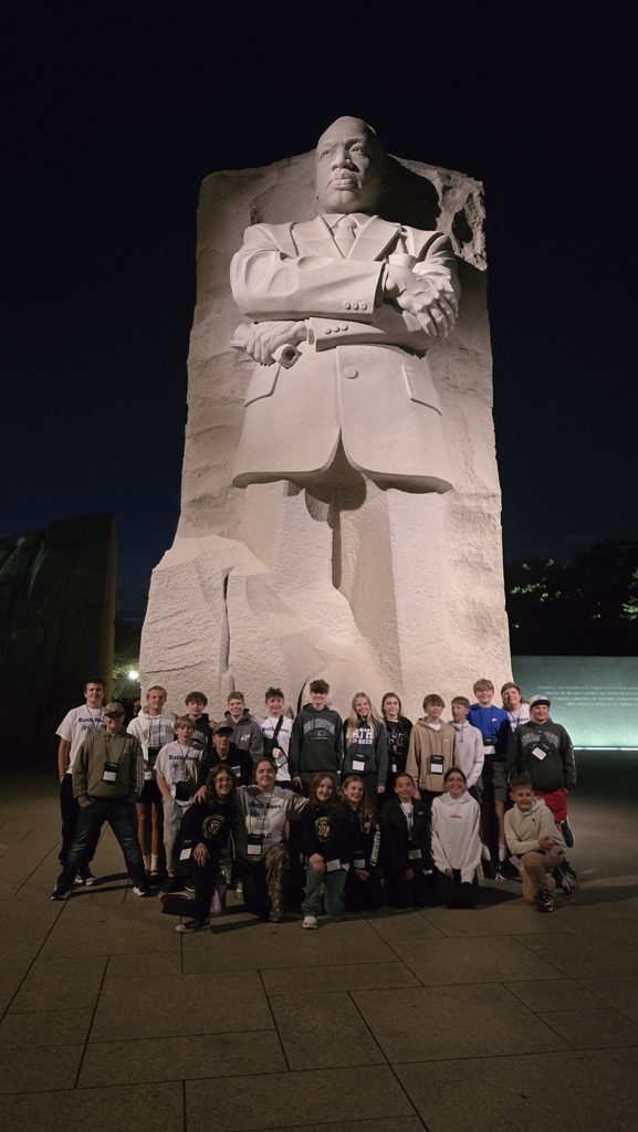 Students in front of Martin Luther King Jr. Memorial