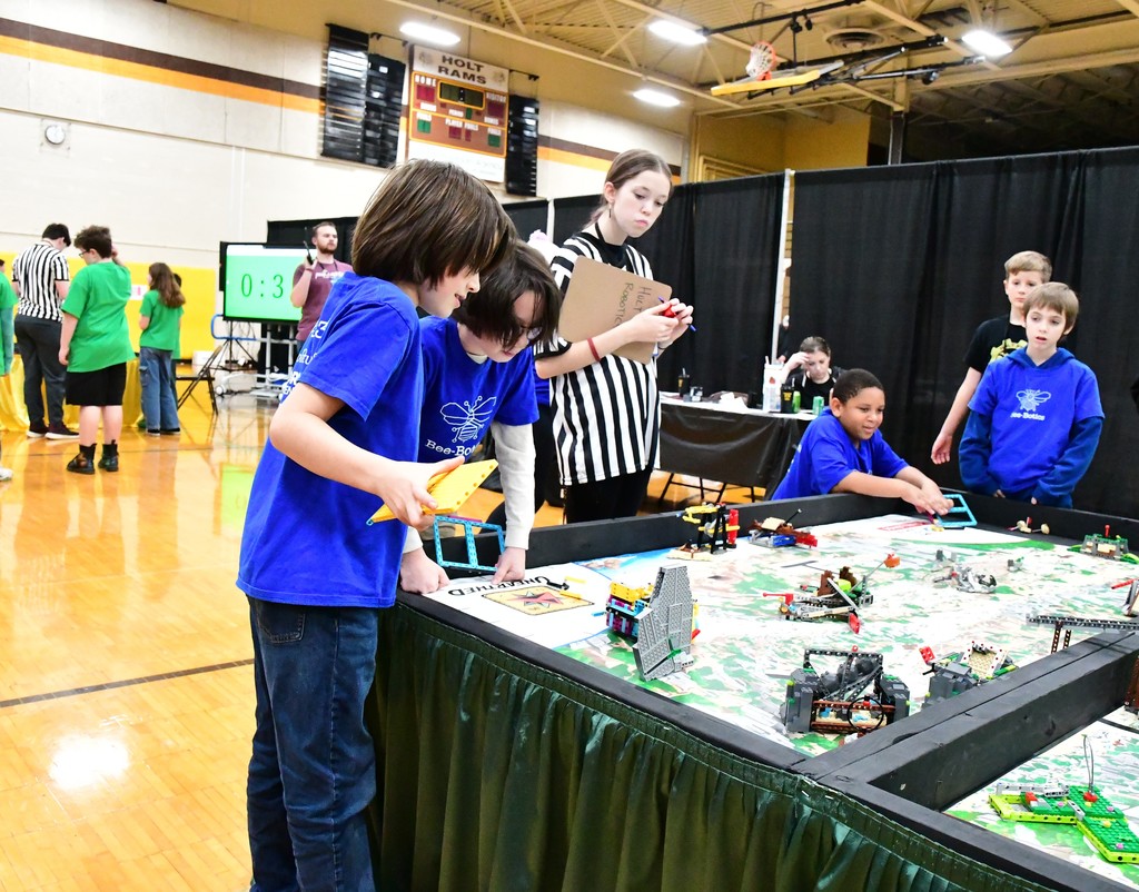 Bee-Botics blue team competing