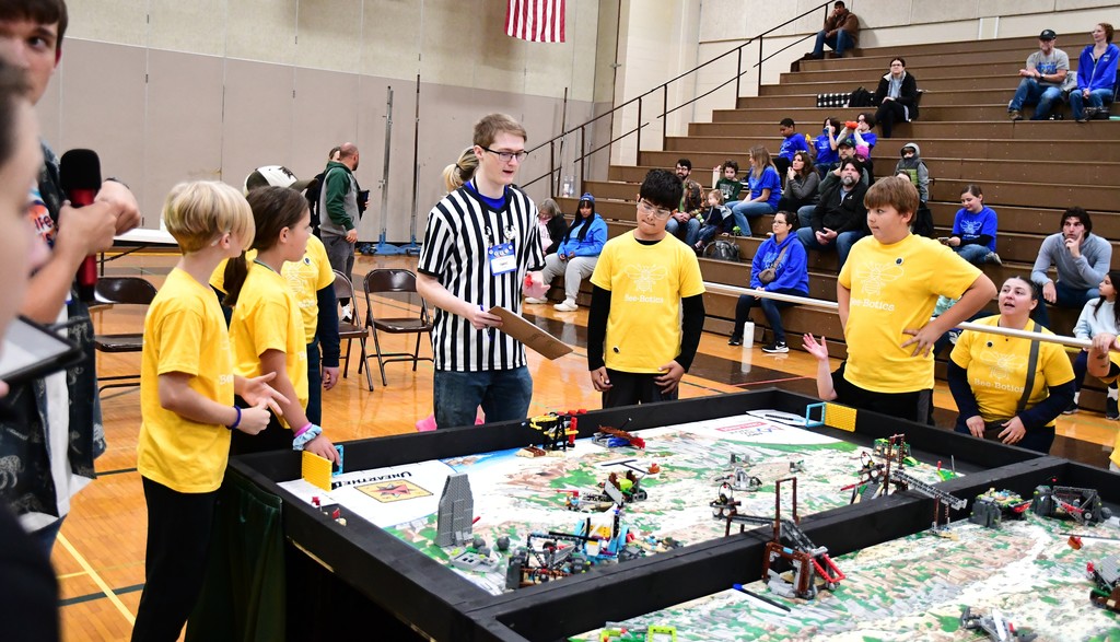 Bee-Botics yellow team competing