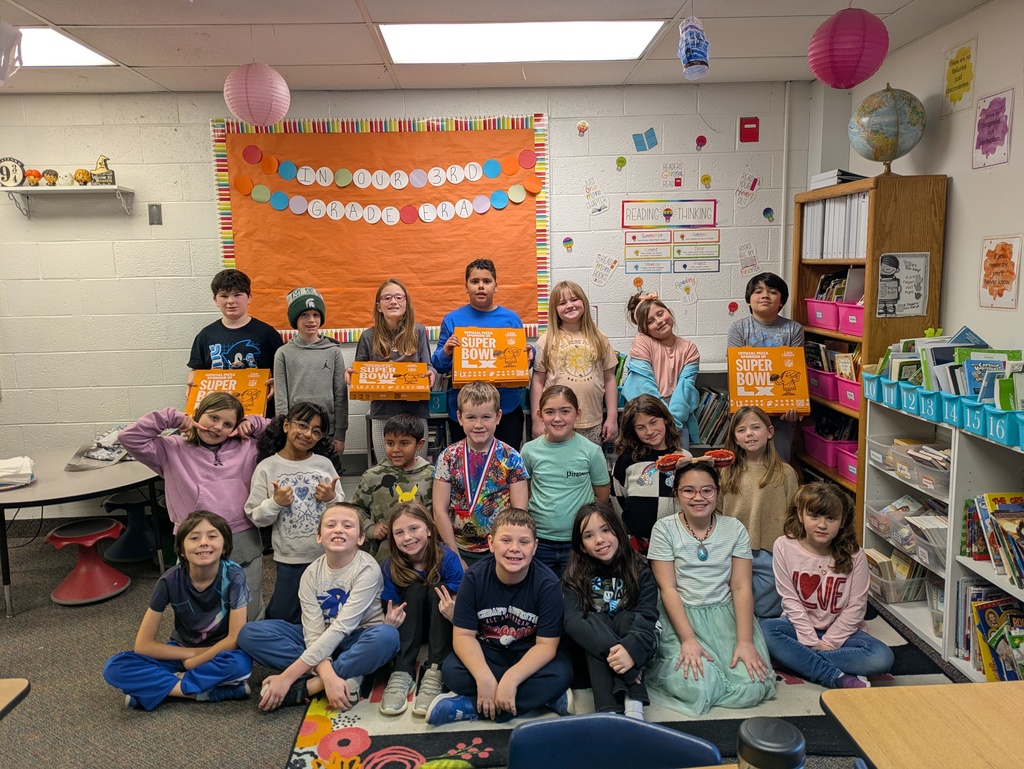 Mrs. Hallandals class with students holding pizza boxes